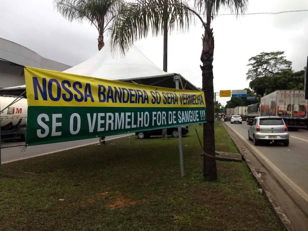 Líderes do movimento deixam clara a motivação política da manifestação e afirmam que não cumprirão ordem judicial para desbloquear a rodovia 