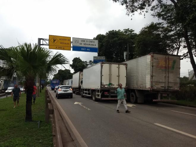 Bloqueio dos caminhoneiros na BR-381 em Ipatinga já passa de 36 horas