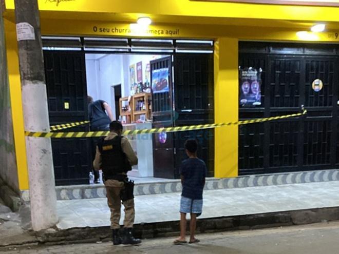 Os policiais militares cercaram o local do atentado para o recolhimento dos cartuchos deflagrados no crime