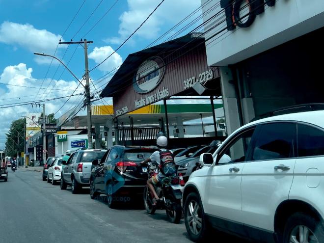 Longas filas de veículos foram formadas, nesta terça-feira, nos postos de combustíveis que ainda tinham gasolina e etanol