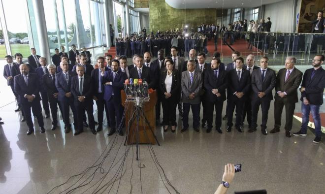 No pronunciamento, bolsonaro estava acompanhado da maioria dos ministros e assessores