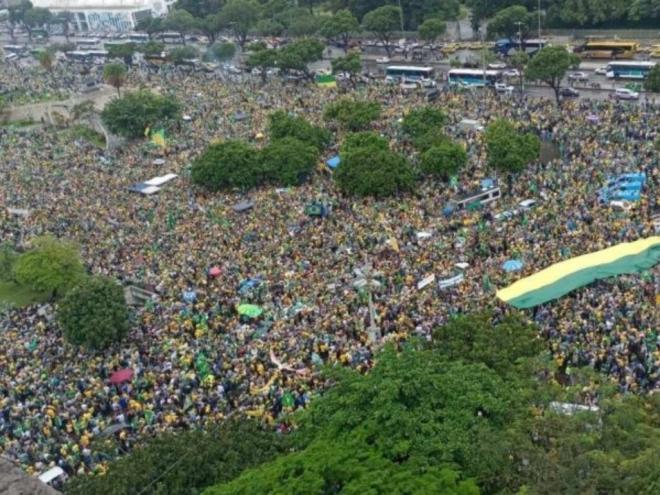 Bolsonaristas pedem intervenção militar na sede das Forças Armadas no Rio. Foto - Lucas Araújo / Rádio Tupi )