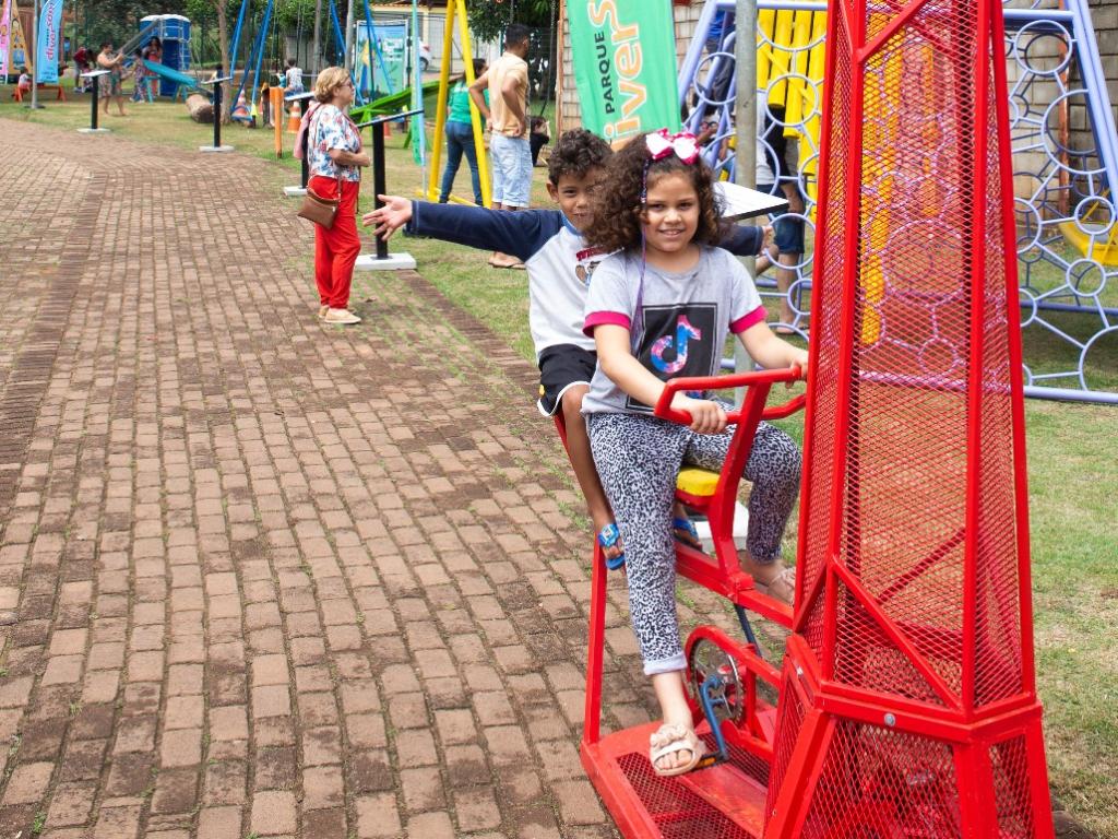O parque infantil emite sons musicais interativos que envolvem a todos