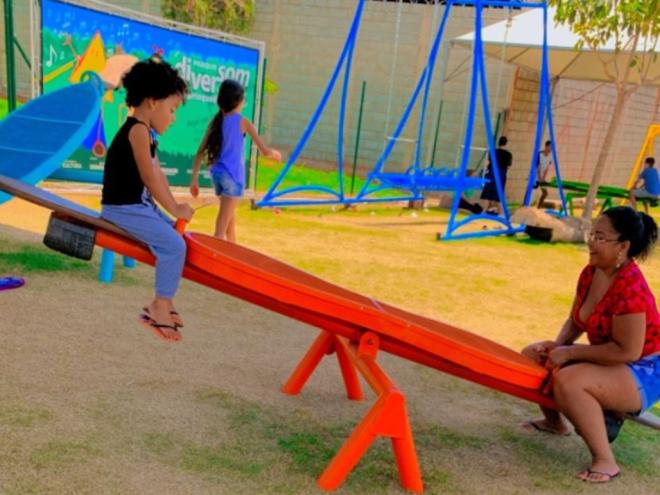 A exposição é um convite para todas as famílias: brincadeiras sonoras e divertidas