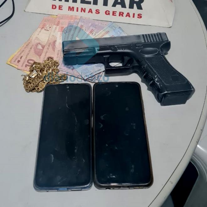 Com os acusados do crime, foram apreendidos cordões, dinheiro e uma réplica de arma de fogo 