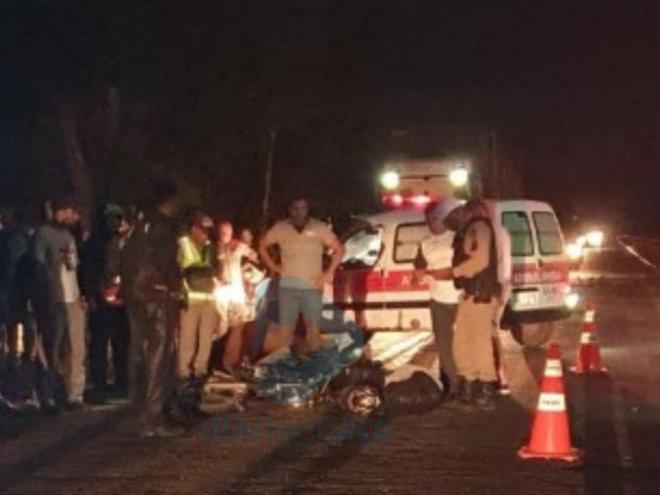 Motocicleta conduzida por homem de 51 anos ficou parcialmente destruída e o condutor em estado grave, ao atingir vaca solta na pista da BR-458 nas proximidades da entrada do aeroporto regional em Santana do Paraíso 