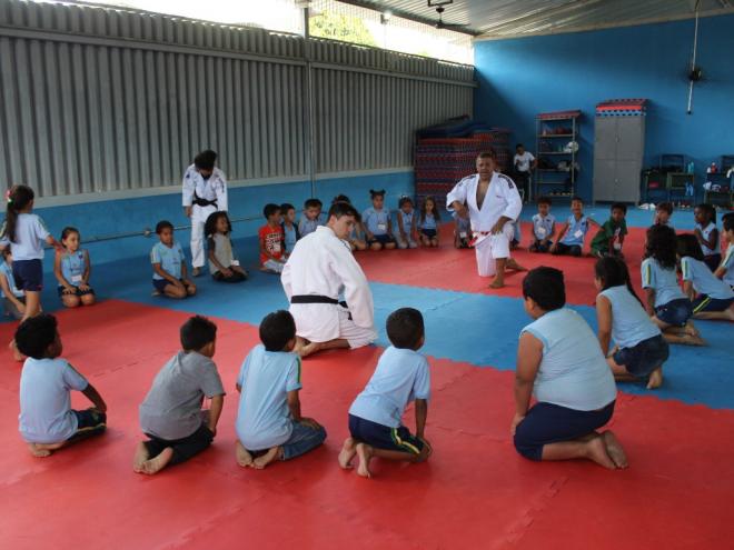 O projeto social Judô nas Escolas oferece aulas gratuitas de judô para 300 crianças e adolescentes, em parceria com a Usiminas 