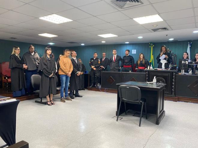 A juíza Nearis dos Santos Carvalho Arce lê a sentença no final do julgamento