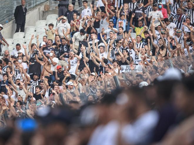 O torcedor atleticano que compareceu a Neo Química Arena, em São Paulo, fez a festa com a vitória do Galo