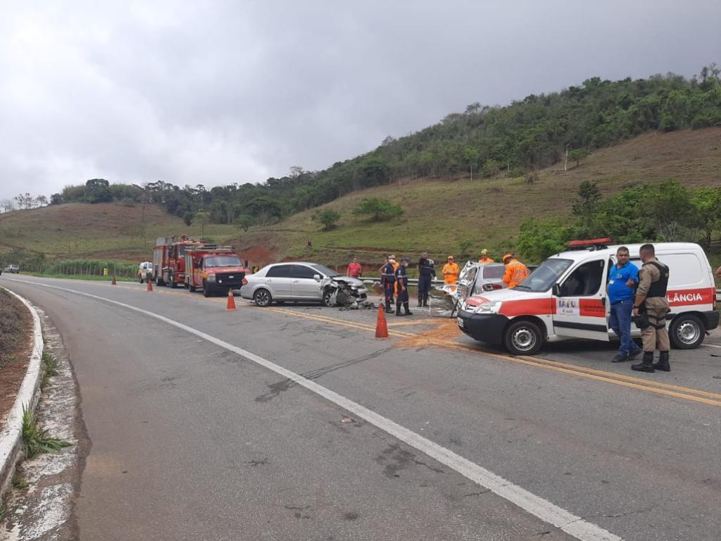 Acidente aconteceu por volta das 7h30 desta segunda-feira e deixou três feridos e um morto 