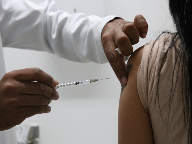 O Ministério da Saúde destaca que a maneira mais eficaz de evitar ou diminuir as chances de contrair a forma grave da covid é por meio da vacinação 