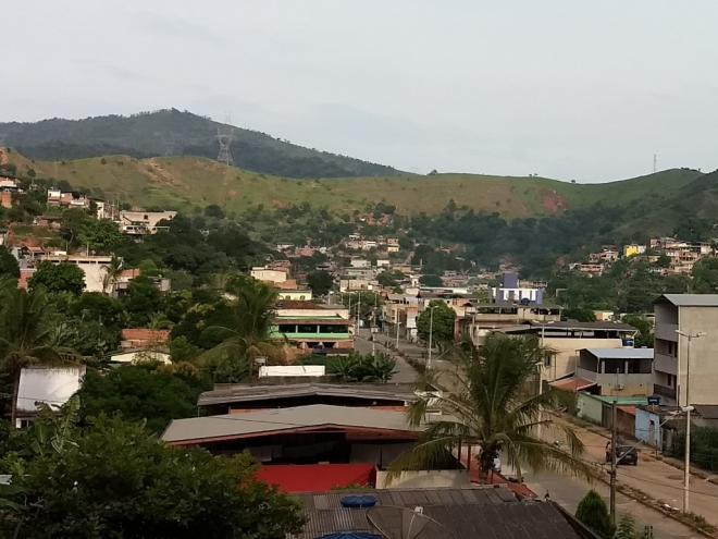 Moradora do bairro Industrial foi socorrida com cortes no pescoço e costas; agressor fugiu para o mato e ainda é procurado pela polícia 