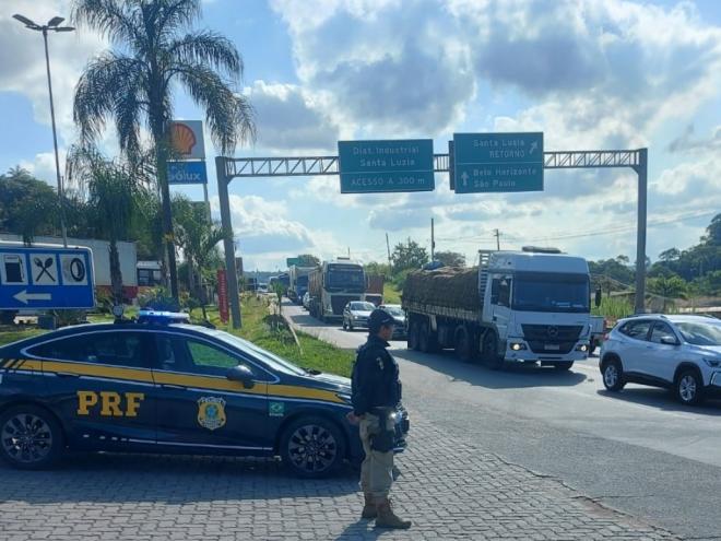 Para a PRF, chuva intensa foi um fator adverso durante o feriado prolongado