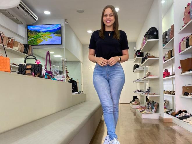 Na loja Ana Isa Calçados, a proprietária está empolgada com as vendas da Black Friday 