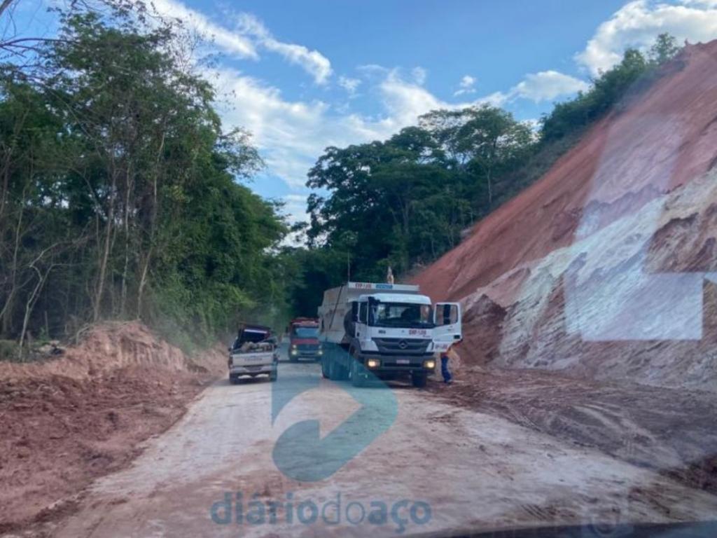 Desde o mês passado o trabalho é feito no local, mas sem conclusão a tempo, período chuvoso chegou a situação ficou crítica no local