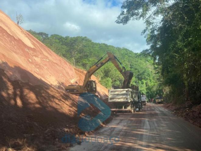 Motoristas que passam pelo local precisam ficar atentos com a movimentação de máquinas e caminhões