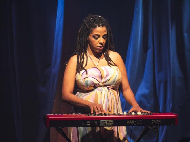 A pianista Maíra Freitas homenageia as mulheres que abriram caminho na música