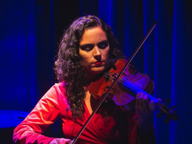 A violinista Carol Panesi tem participação no filme sobre o existir feminino