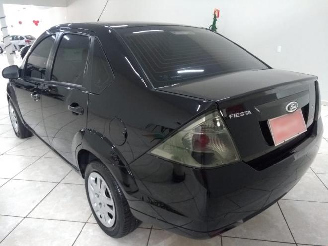 Ladrão fingiu ser comprador de um Ford Fiesta, simulou depósito de cheque e fugiu com o carro 