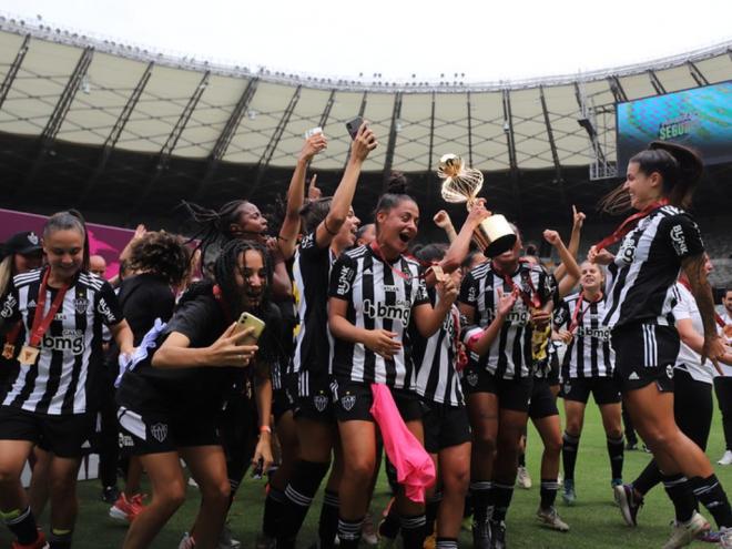 Após vencer o Cruzeiro nos pênaltis, as jogadoras do Galo fizeram a festa no Mineirão