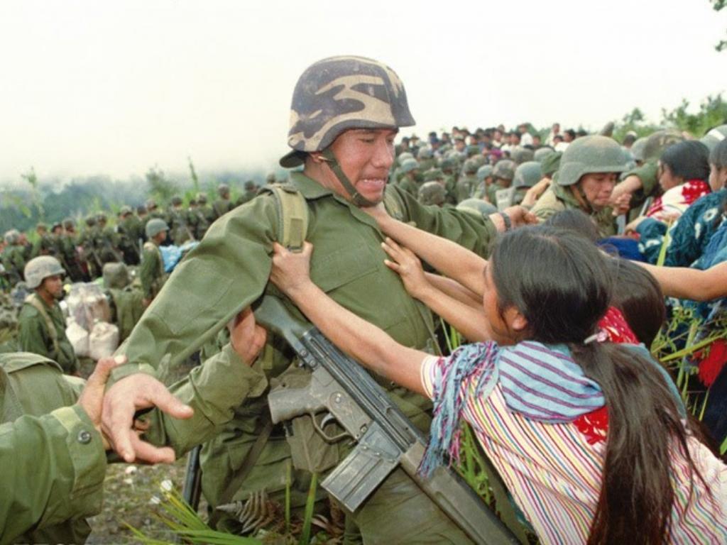 Imagem icônica de múltiplas histórias da América Latina, na luta dos povos indígenas em defesa de suas terras e de sua cultura