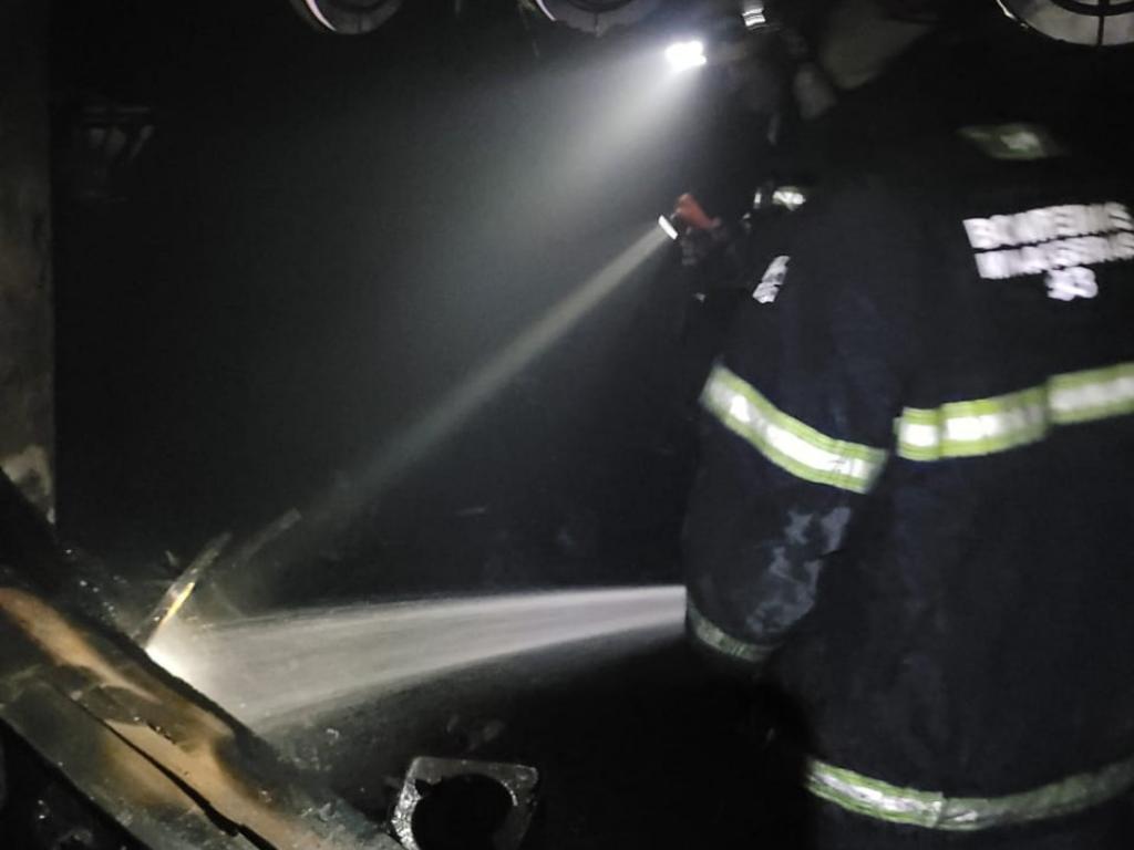 Bombeiros atuaram com uma linha direta de água para conter as chamas na caldeira do motel 