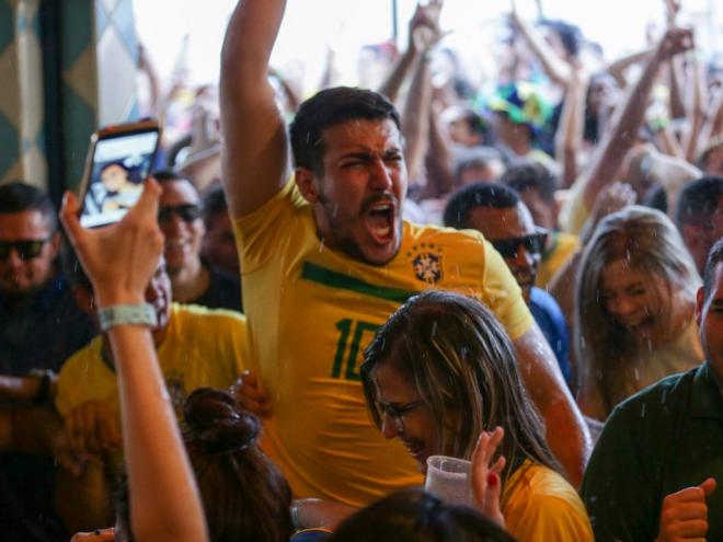 Durante os jogos disputados pela seleção brasileira, muitos torcedores buscam bares e restaurante para assistir à partida 