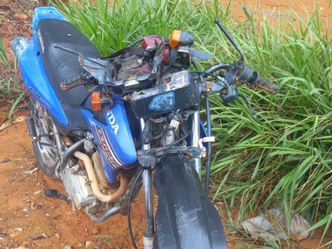 A motocicleta ficou danificada depois de atingir um cavalo na LMG-760