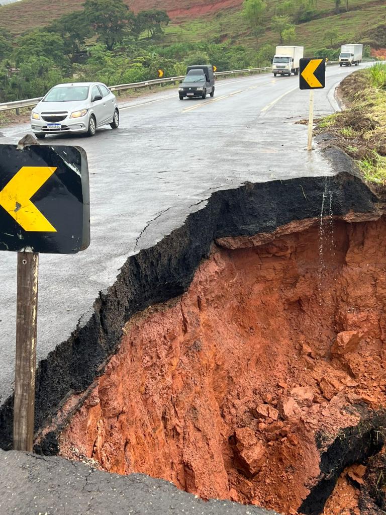 Erosão já tomou conta do acostamento e chegou à pista de rolamento no Km 113 da BR-458 em Iapu 