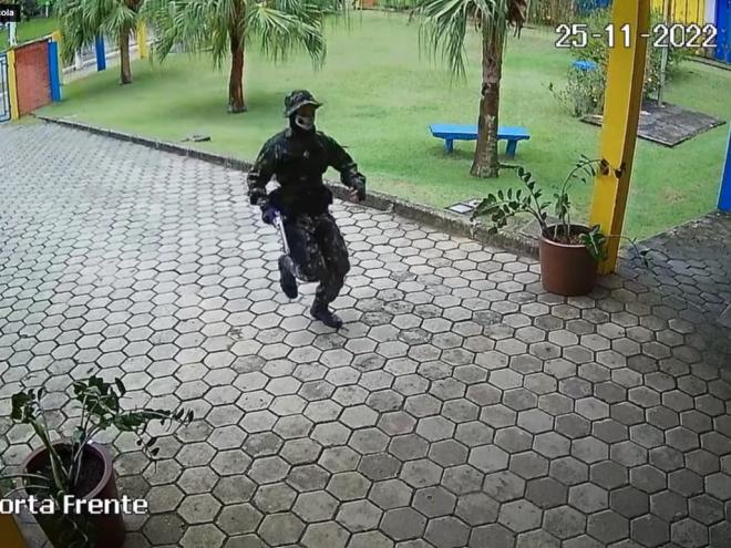 Assassino entra correndo em escola, com a arma na mão 