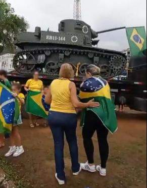 Réplica de tanque de guerra é usado em manifestação no bairro Horto 
