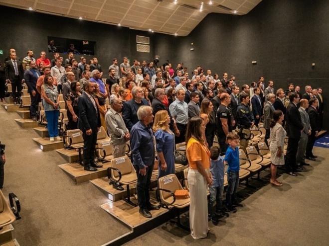 A solenidade foi realizada no teatro Zélia Olguim, no bairro Cariru, na manhã desta segunda-feira 