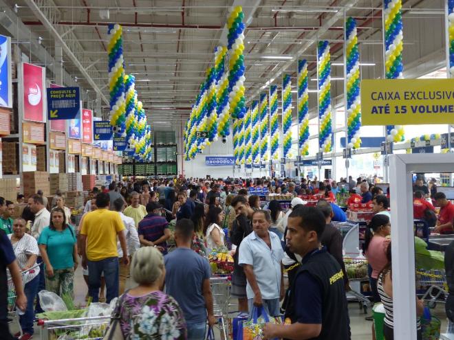 Na manhã de inauguração do atacarejo, o registro foi de loja movimentada e carrinhos cheios pelos corredores 