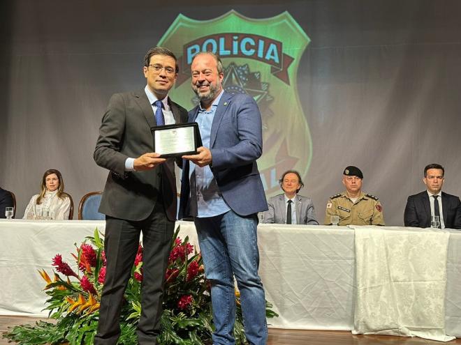 Alexandre Silveira recebeu a homenagem das mãos do diretor-geral da Polícia Federal, Márcio Nunes de Oliveira 