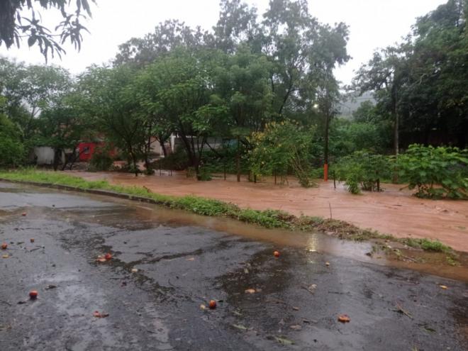 O ribeirão Caladão transbordou em vários pontos  e inundou casas e vias públicas