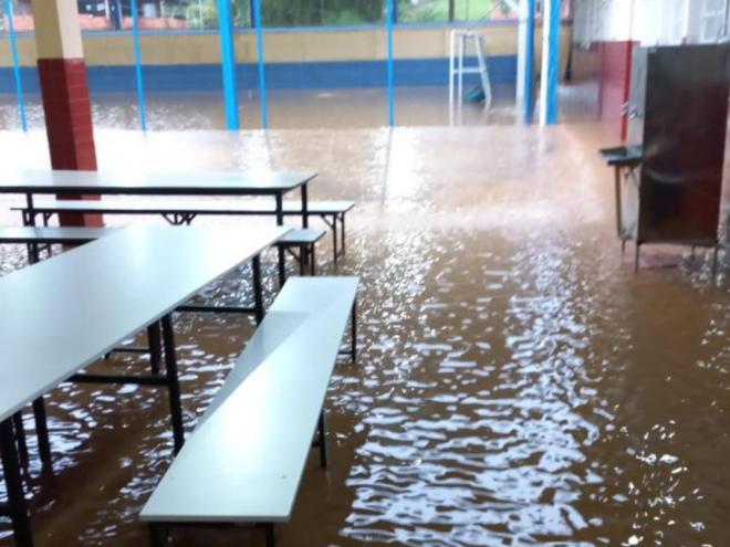 Escola pública no bairro Contente foi tomada pela água do ribeirão Caladão