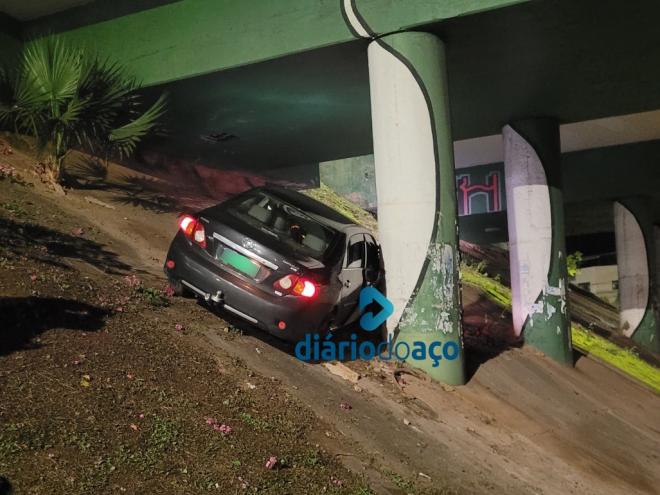 Mário da Paz Ferreira conduzia o Corolla, tentou escapar da polícia mas acabou se envolvendo em um acidente no trevo entre os bairros Jardim Panorama, Veneza e Caravelas 