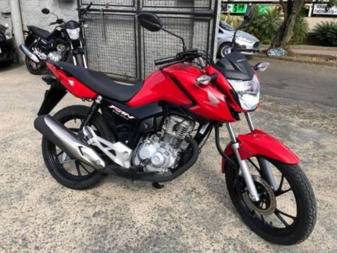 Condutora da Fan 160 foi jogada ao chão e criminosos roubaram o veículo; foi o segundo roubo de moto no mesmo lugar 