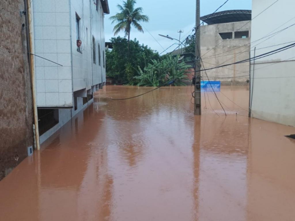 Chuva que atingiu área rural de Naque provocou o transbordamento do córrego que corta a cidade 