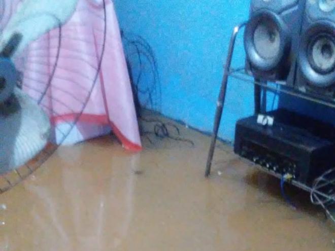 A casa alagada tem sido um cenário comum na comunidade, conforme relato