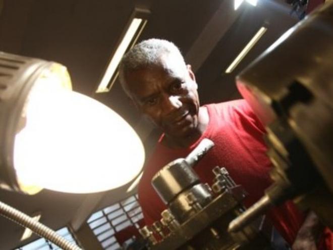 Mário disse em entrevista em 2015 que juntava dinheiro na Penitenciária de Ipaba (onde cumpria pena e trabalhava), para montar uma oficina mecânica quando saísse / Foto: Marcelo Sant'anna/ Governo de Minas