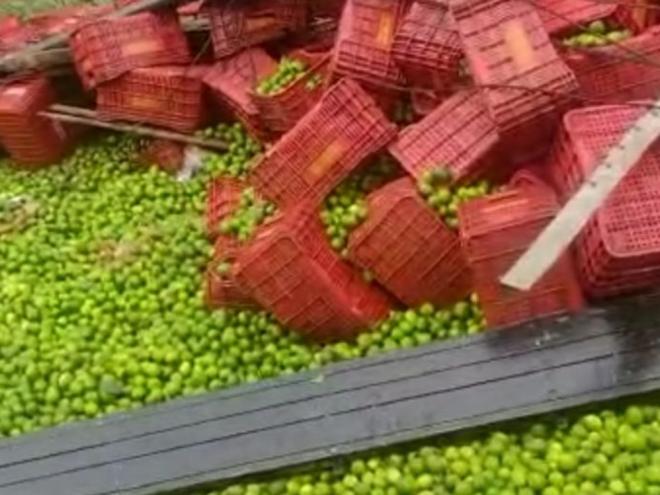 Parte da carga caiu na pista devido a um problema na carroceria do caminhão