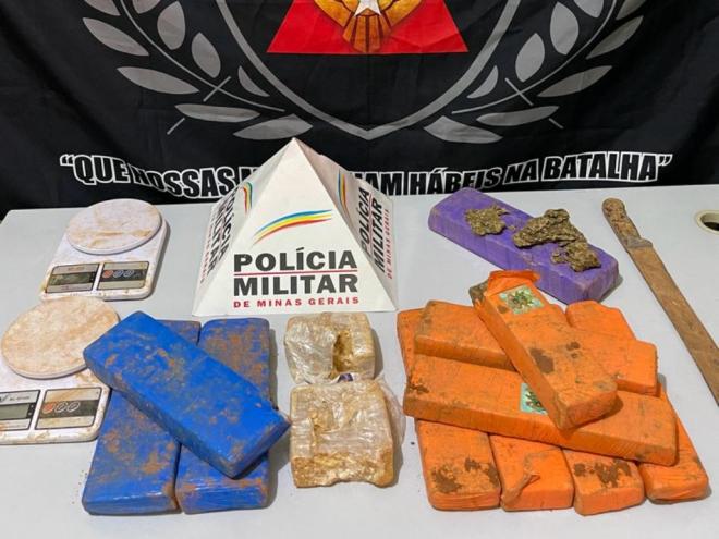 A Polícia Militar conseguiu apreender mais de 10 quilos de drogas, duas balanças de precisão e um facão 
