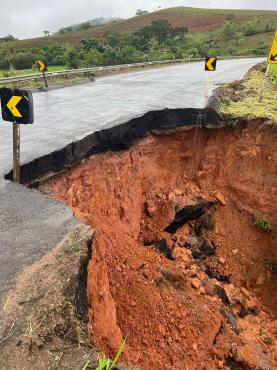 Em 2018 esse mesmo trecho da BR-458 já havia apresentado problemas graves em função do desabamento do tubo de aço que canaliza um córrego