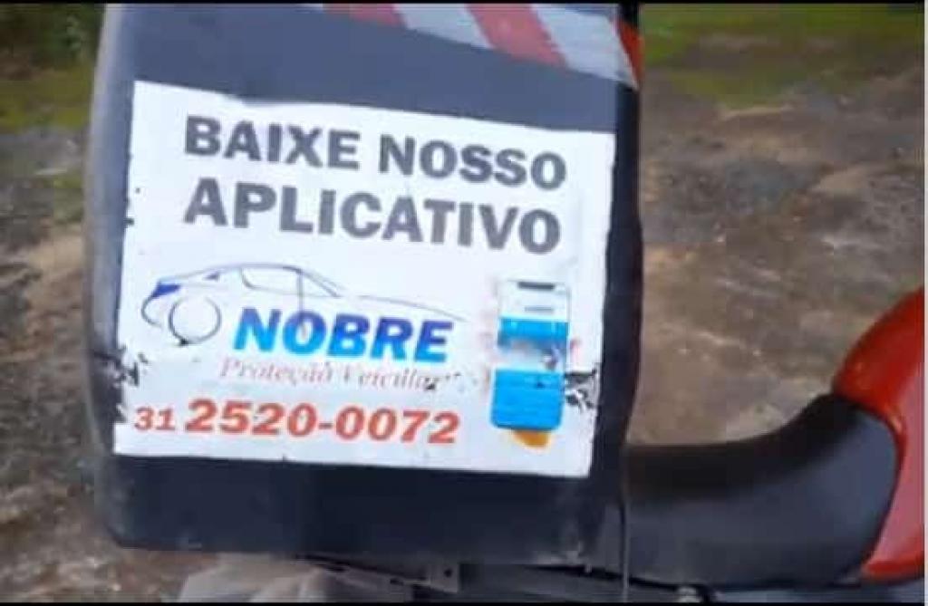 Motocicleta tomada no assalto está com esse baú