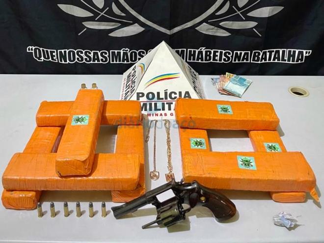 As barras de maconha apreendidas na casa dos suspeitos, além de um revólver com a numeração raspada