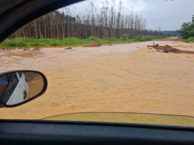 Trecho alagadiço nas proximidades de Baixa Verde aguarda solução com o fim da pavimentação da MG-760