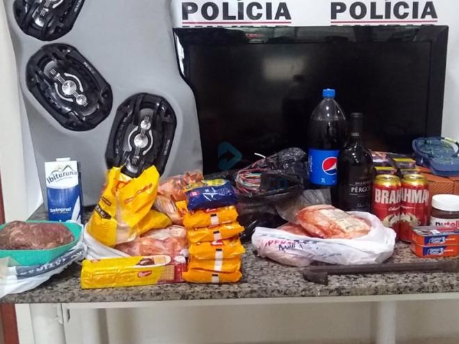 Os gêneros alimentícios comprados com um cartão furtado, além de objetos furtados apreendidos pela PM