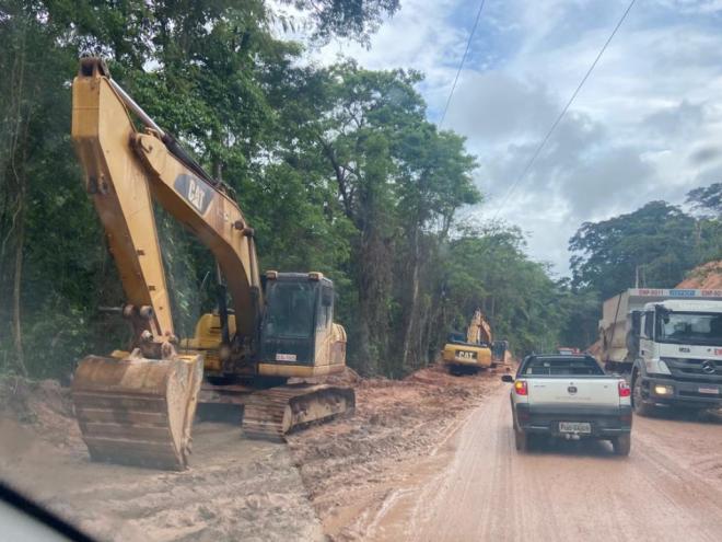 Morador afirma que intervenção visa reparar um problema crônico e muito antigo, de deslizamento de encosta: ''lamentavelmente deixaram para vir fazer isso agora, no período chuvoso'', reclama