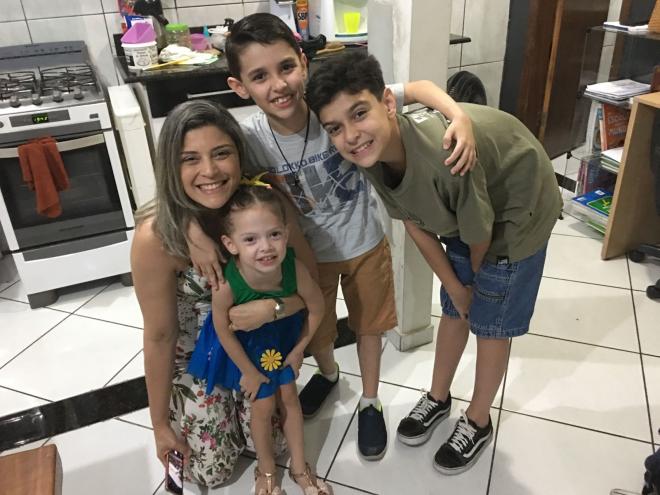 Pollyani acompanhada dos três filhos: Gabriel, Pedro e Beatriz 